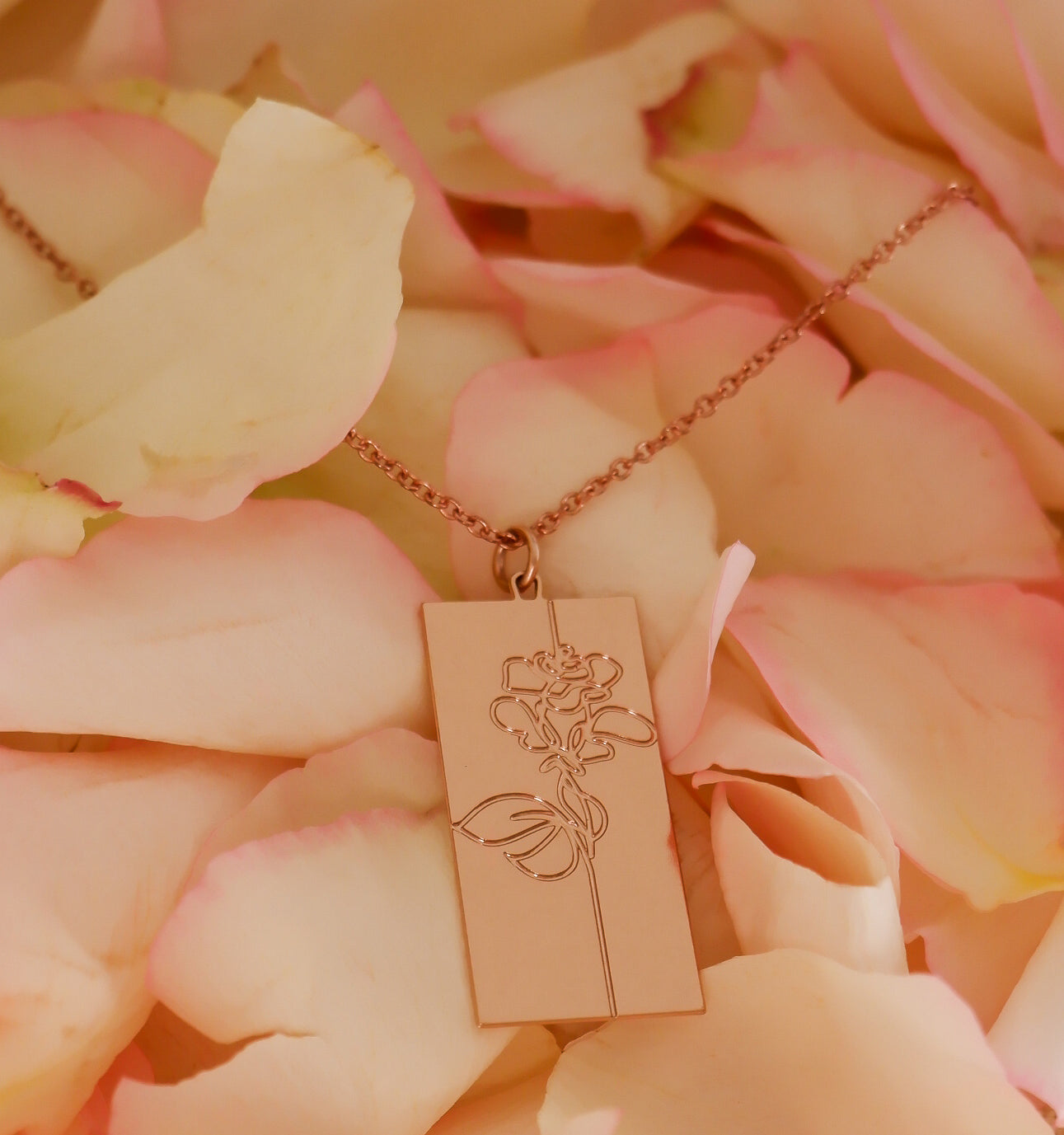 Rael Cohen Botanical Inspired Flower Engraved Necklace In Gold